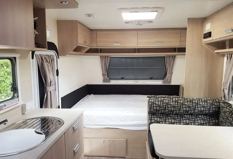 Jayco Starcraft Triple Bunks (19.613) Best Caravan Hire