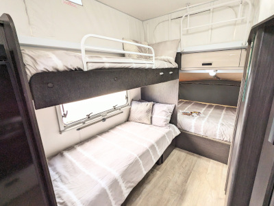 The-Sutherland-Jayco-Expanda-double-bunks-double-bed-400x300-1